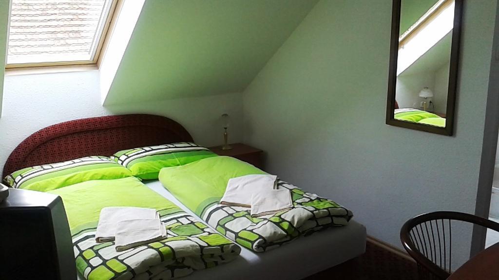 Polgármester Étterem és Panzió Fertőszéplak Zimmer foto